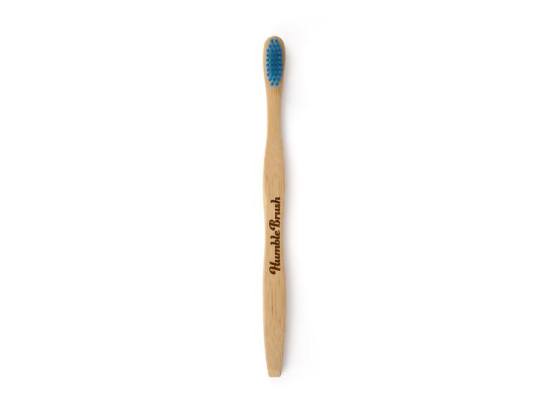 The Humble brosse à dents en bambou souple pour adulte bleue