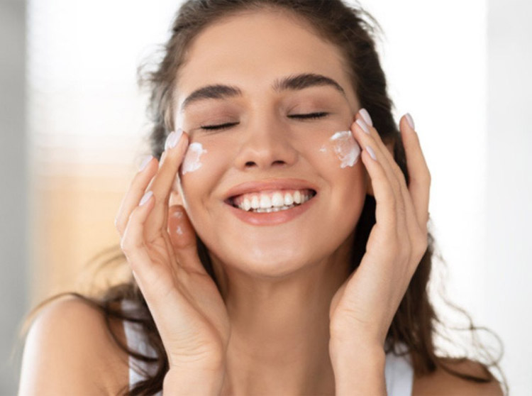 Application crème solaire visage