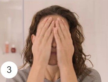 Etape 3 de l'utilisation du Bi-sérum anti-soif de clarins