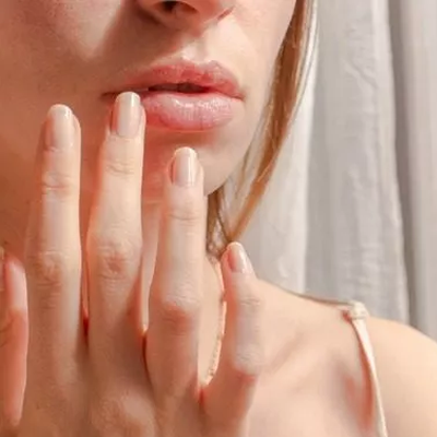 Application baume à lèvres