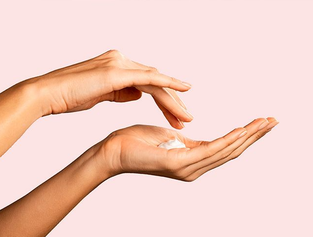 Comment s'utilise la mousse nettoyante Lierac ?