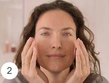 Etape 2 de l'utilisation du bi-sérum anti-soif de clarins